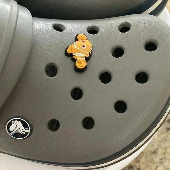 𝅺UNISEX Crocs Size Junior 2 Gray Pre-Loved Jibbitz Nemo Included - Picture 5 of 7